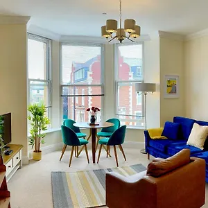 stylish-apartment-with-free-parking-lift-views.yorkshirehotels.net/