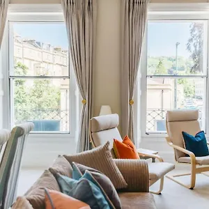 Luxury, Central, Sun-filled 3 Bed Haven In Apartment